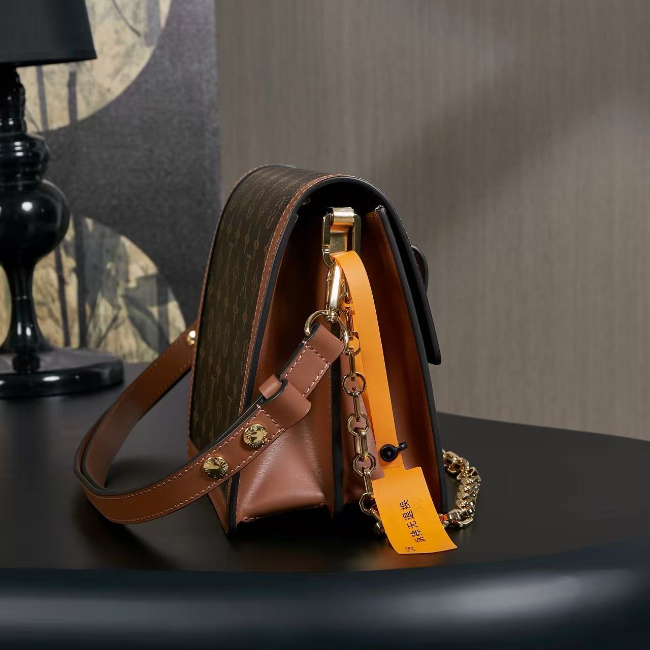 LV Retro top level