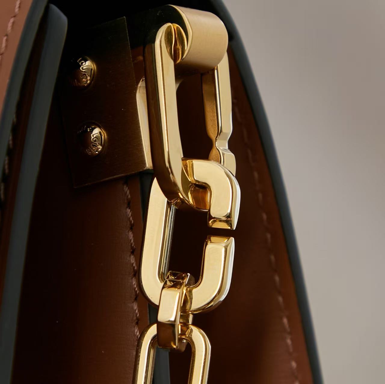 LV Retro top level