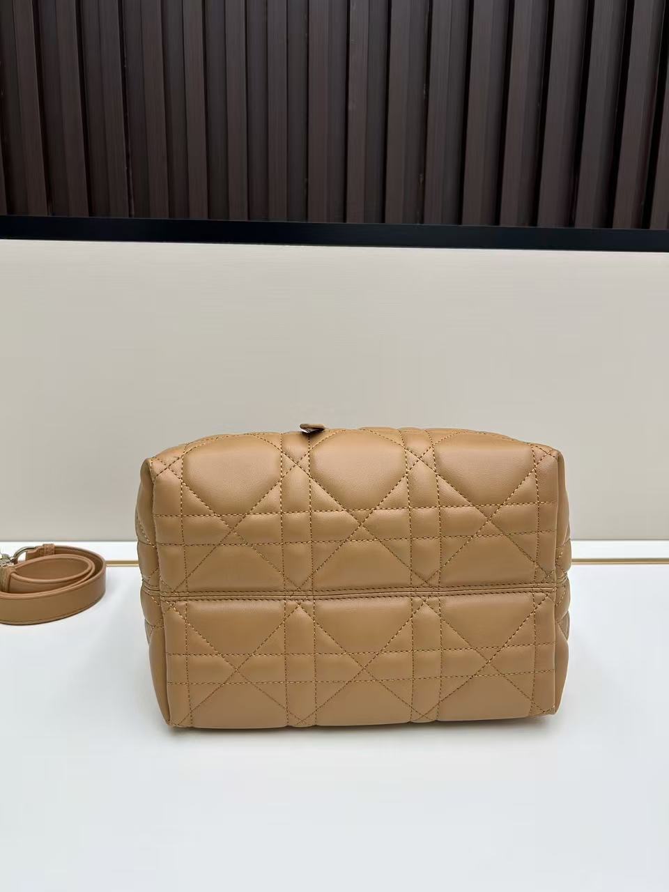 This Toujours vertical handbag is stylish, practical, and unique.
