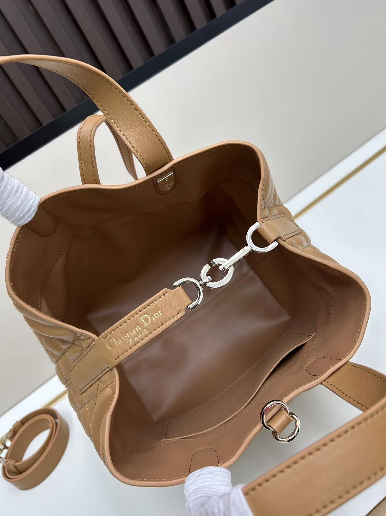 This Toujours vertical handbag is stylish, practical, and unique.