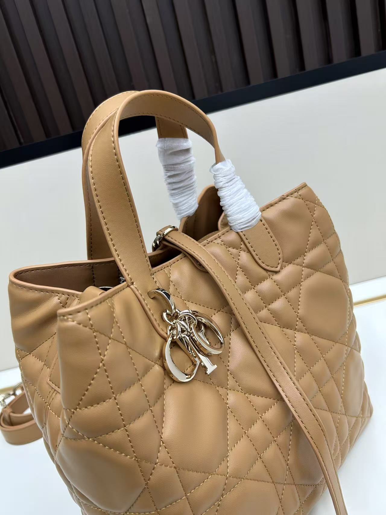 This Toujours vertical handbag is stylish, practical, and unique.