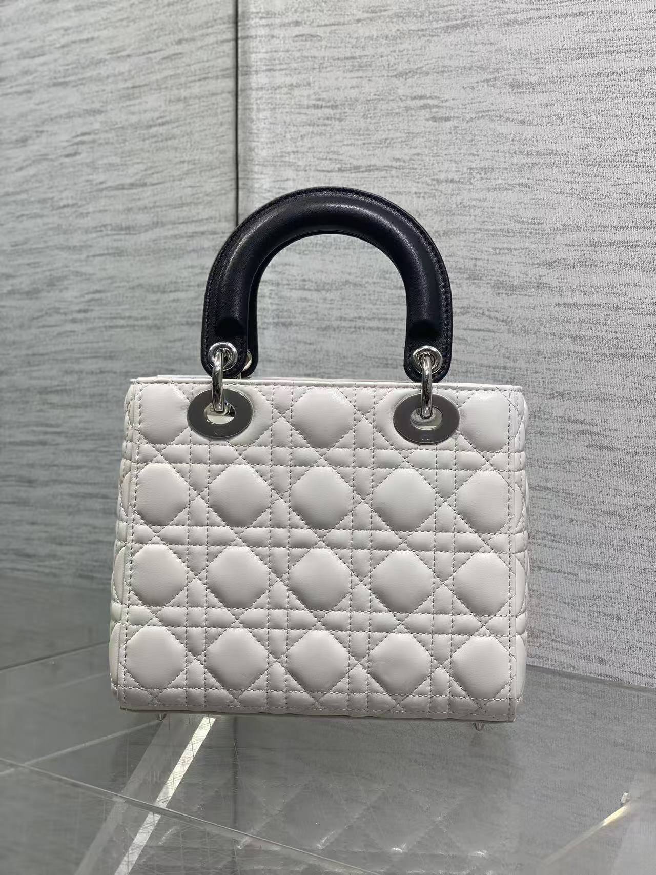 Lady Dior bag with a new four-compartment bow design 🎀