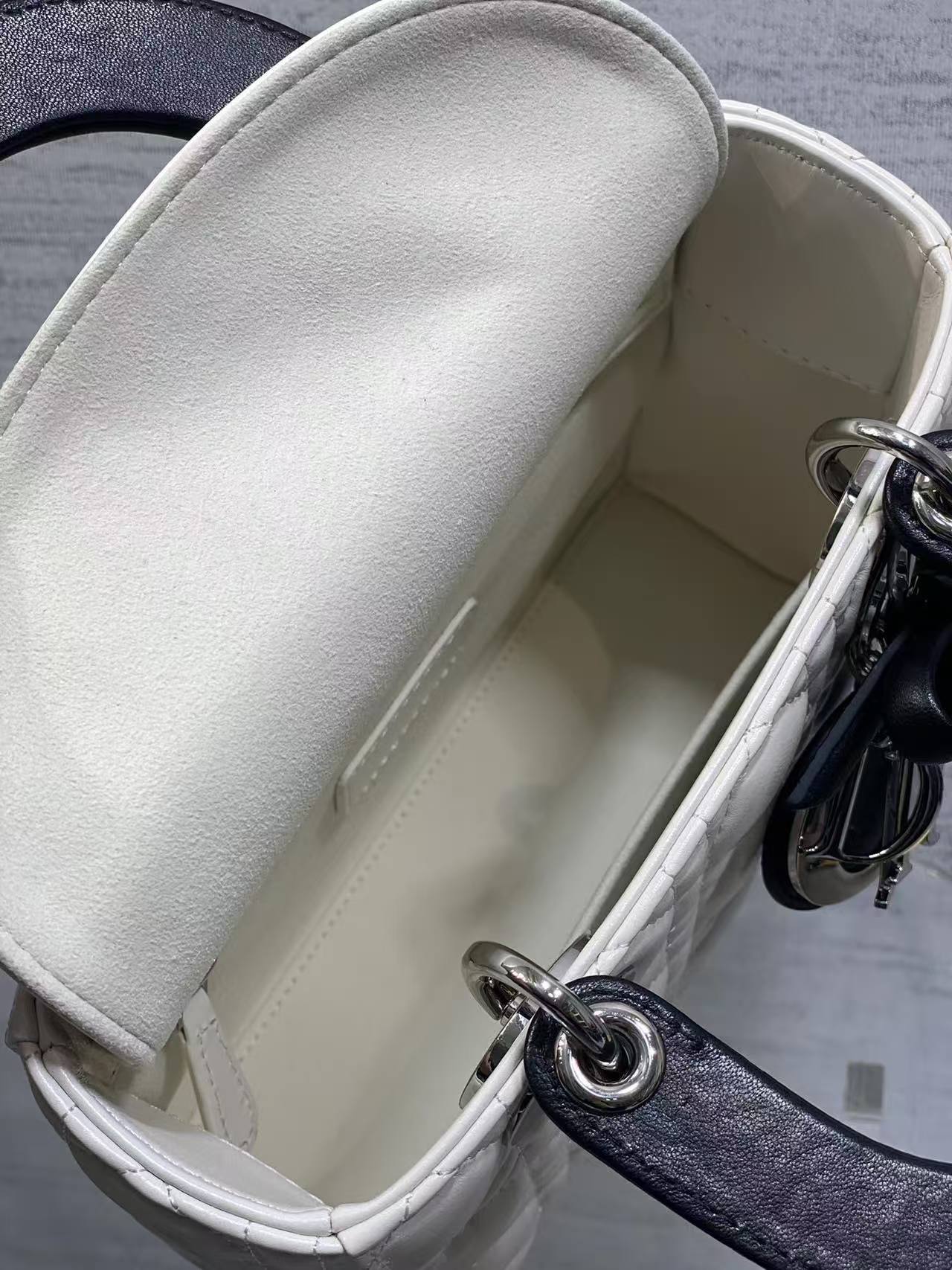 Lady Dior bag with a new four-compartment bow design 🎀