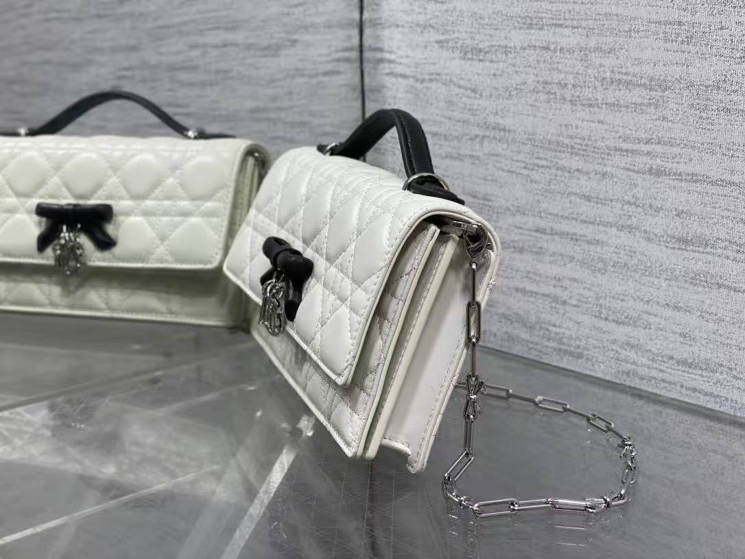 Latest bow-tie pearl chain clutch bag 🎀