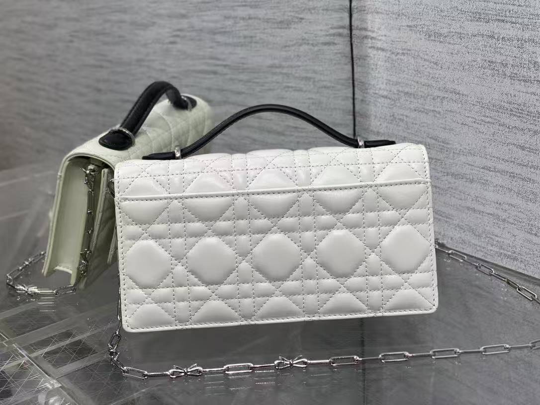 Latest bow-tie pearl chain clutch bag 🎀