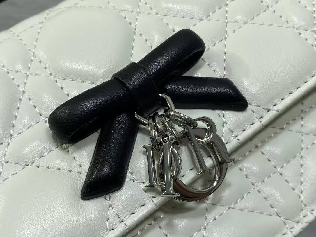 Latest bow-tie pearl chain clutch bag 🎀