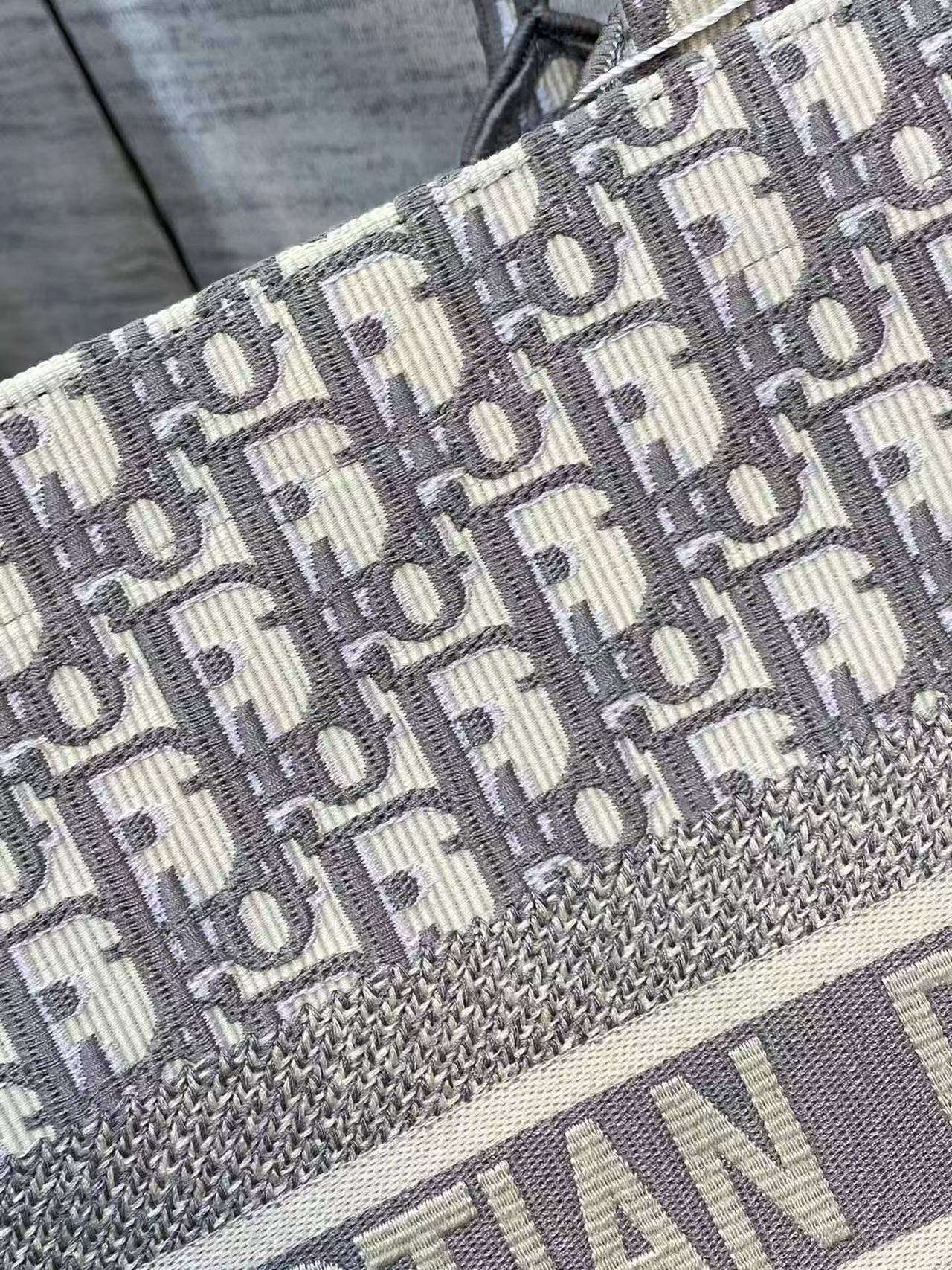 Tote's newly upgraded letter stripe series