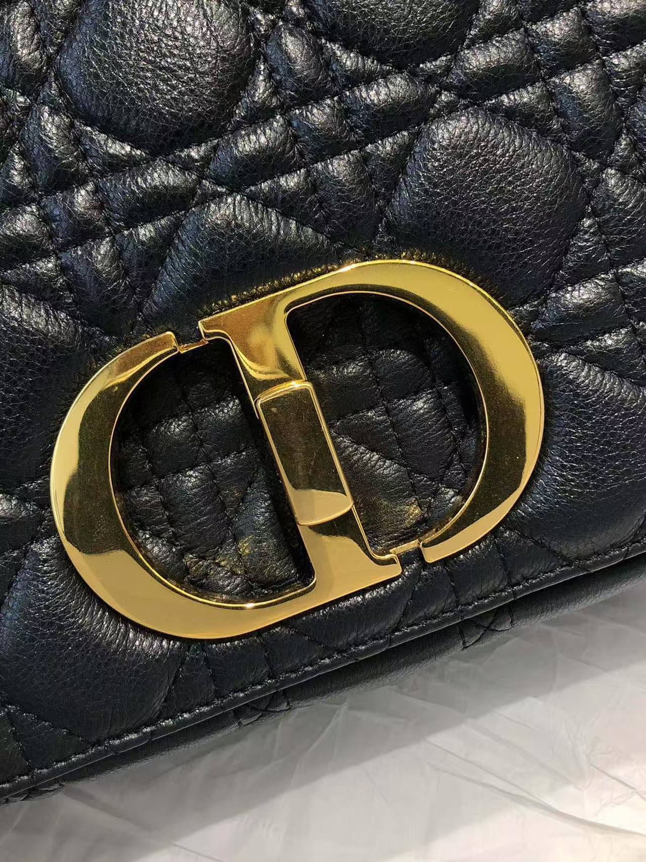 𝐃𝐢𝟎ℝ  The 𝐂𝐚𝐫𝐨 handbag instantly transforms you into a little fairy 🧚‍♂️