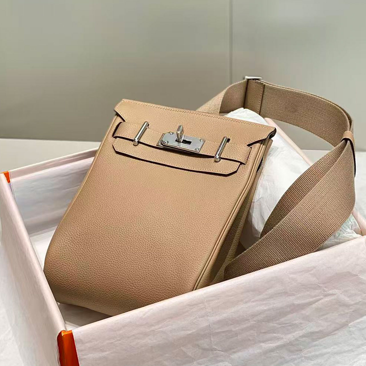 Herm è s Kelly Messenger gold brown lychee patterned crossbody messenger bag