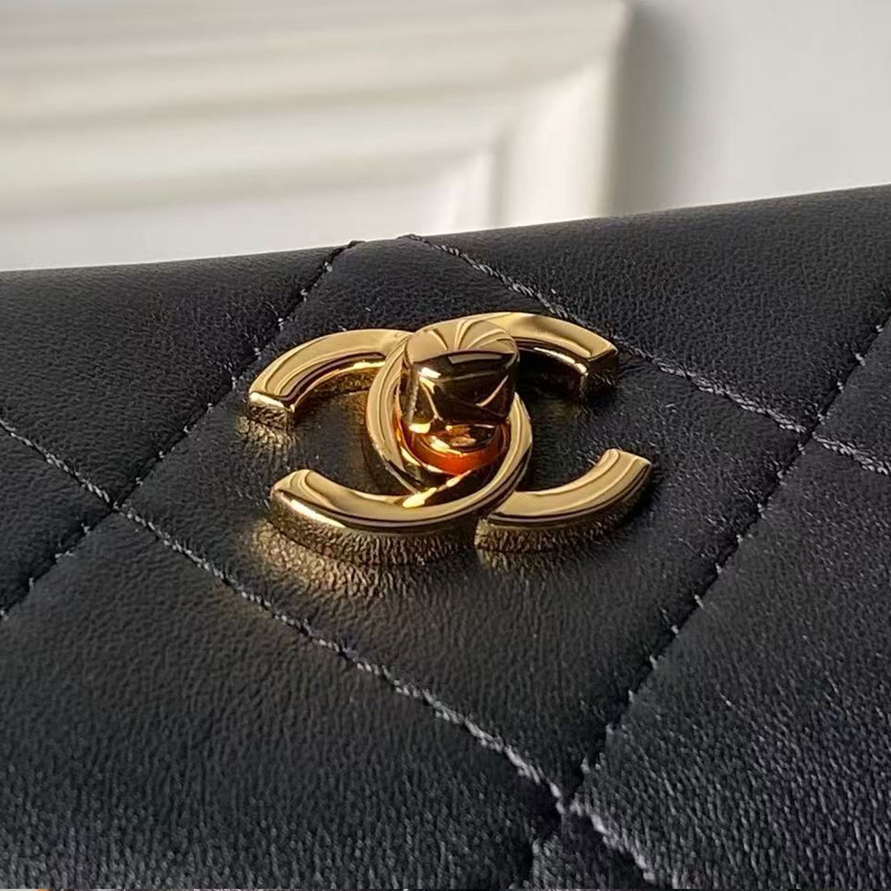 CHANEL black diamond grid sheepskin hand-held chain tofu bag