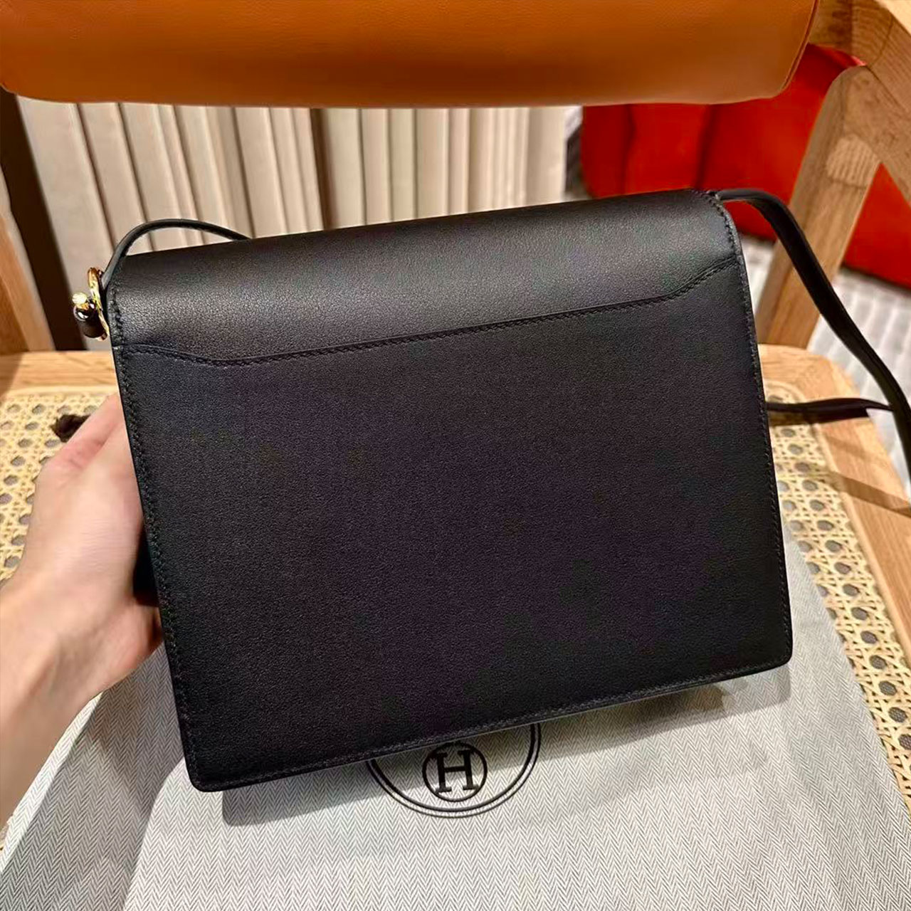 Herm è s Roulis 23 black smooth cowhide gold buckle pig nose crossbody bag