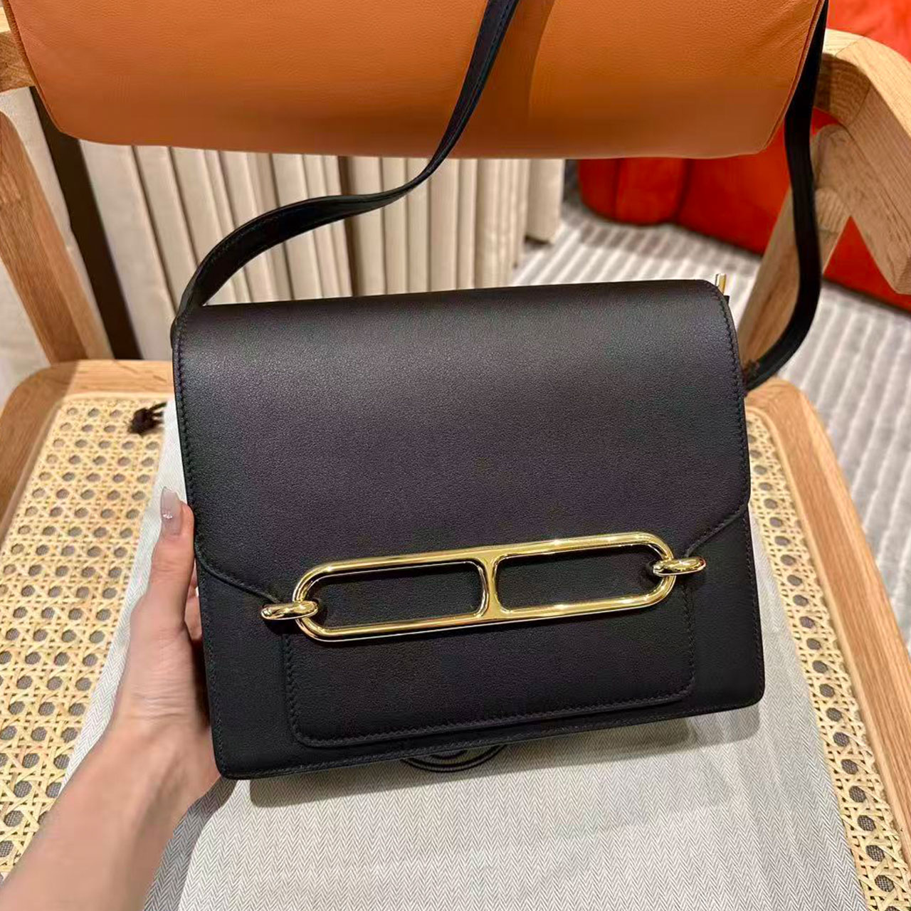 Herm è s Roulis 23 black smooth cowhide gold buckle pig nose crossbody bag