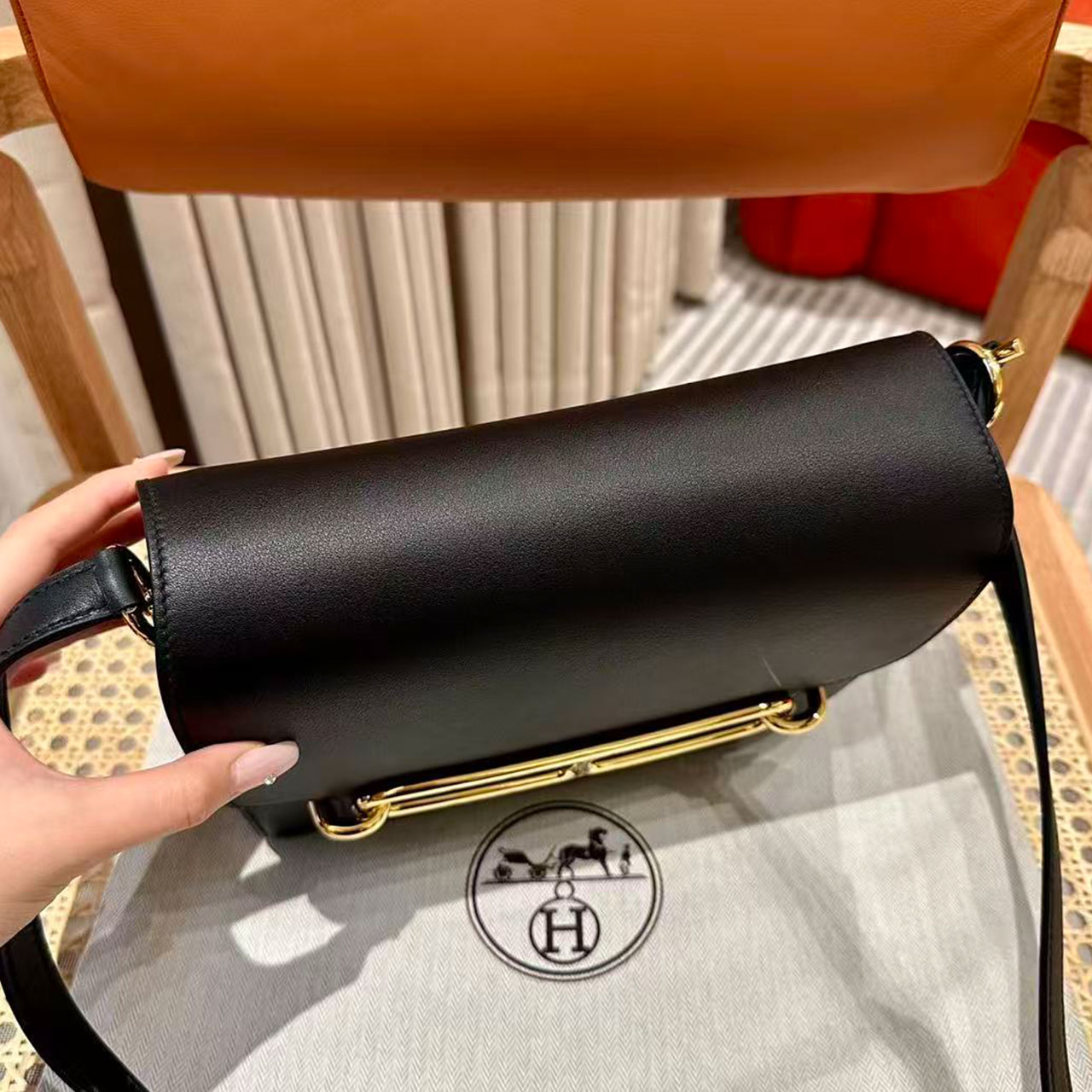 Herm è s Roulis 23 black smooth cowhide gold buckle pig nose crossbody bag