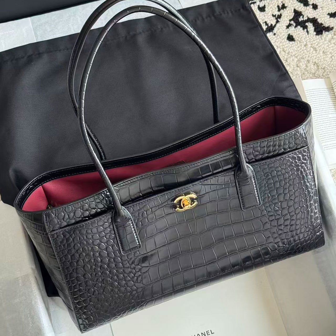 CHANEL black glossy crocodile patterned cowhide gold buckle commuting tote bag