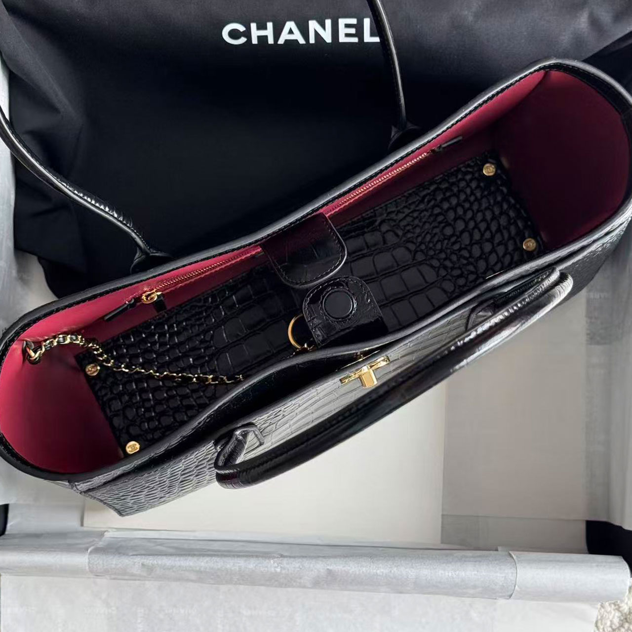 CHANEL black glossy crocodile patterned cowhide gold buckle commuting tote bag