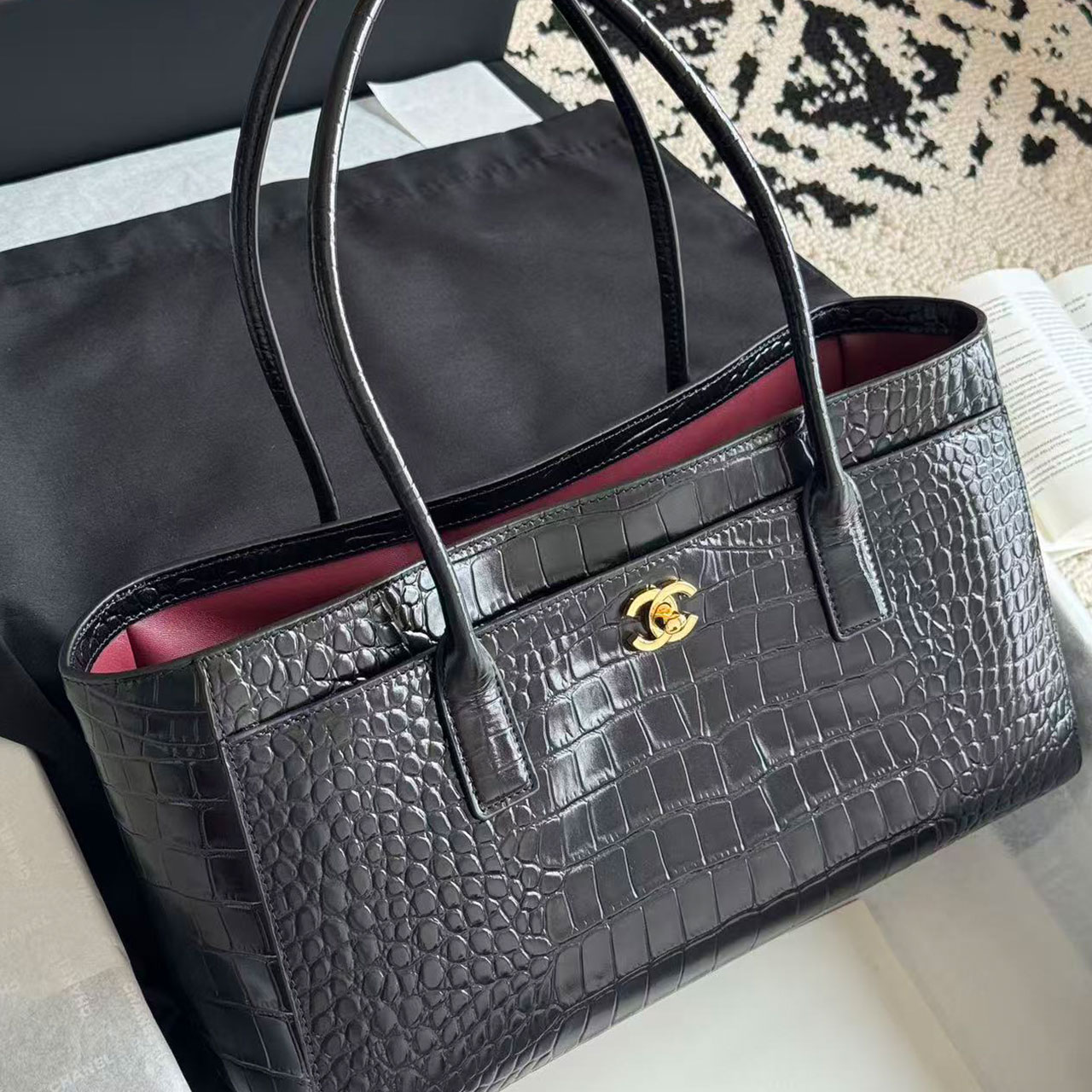 CHANEL black glossy crocodile patterned cowhide gold buckle commuting tote bag