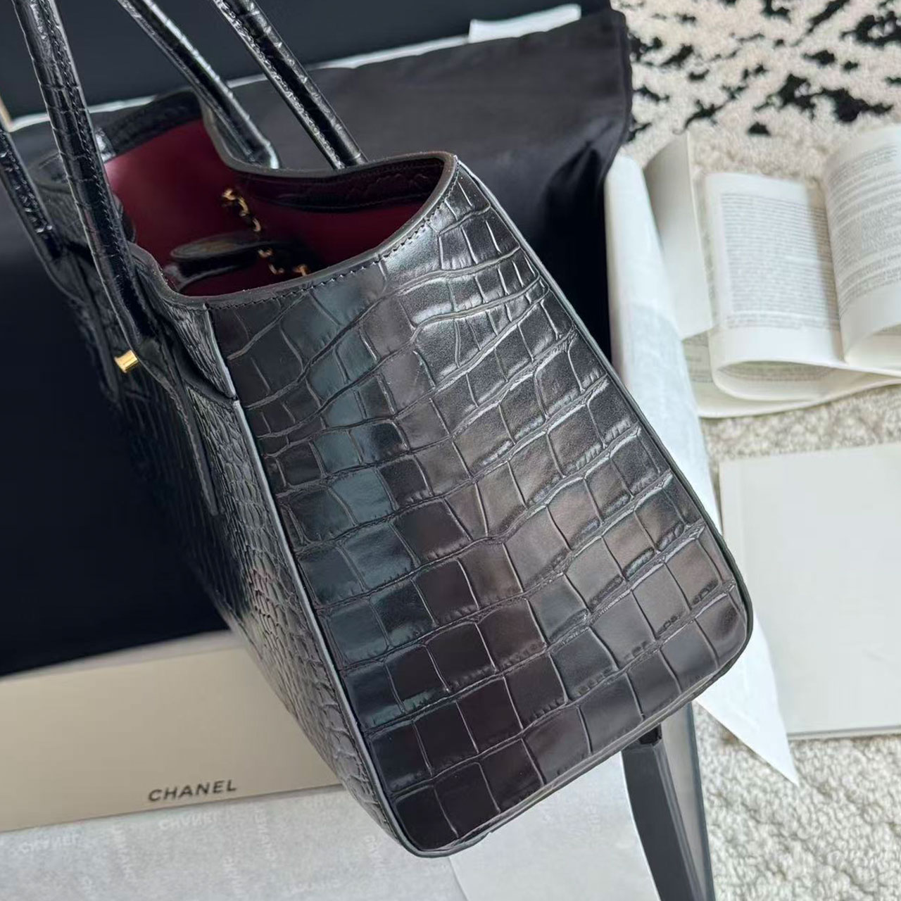 CHANEL black glossy crocodile patterned cowhide gold buckle commuting tote bag