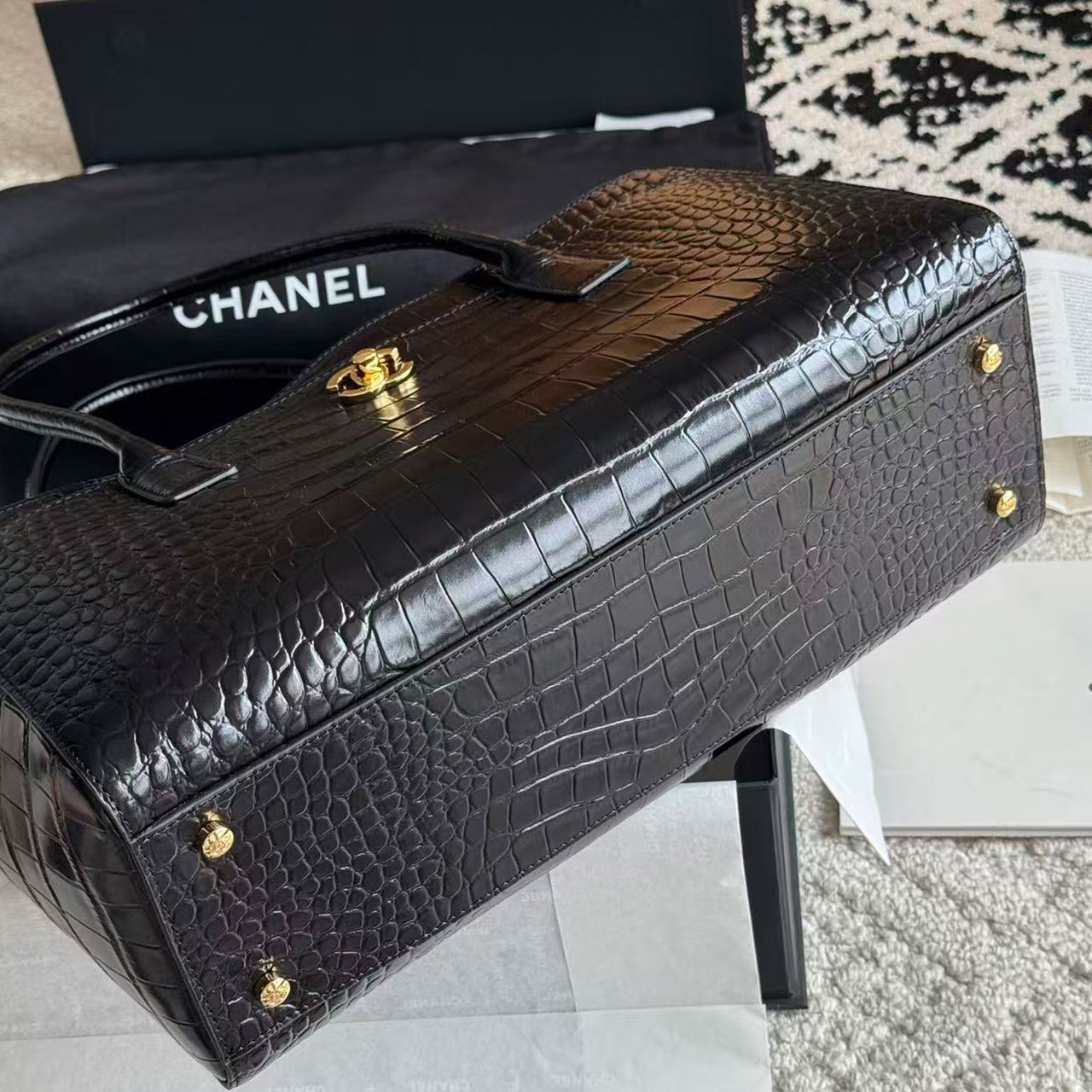 CHANEL black glossy crocodile patterned cowhide gold buckle commuting tote bag