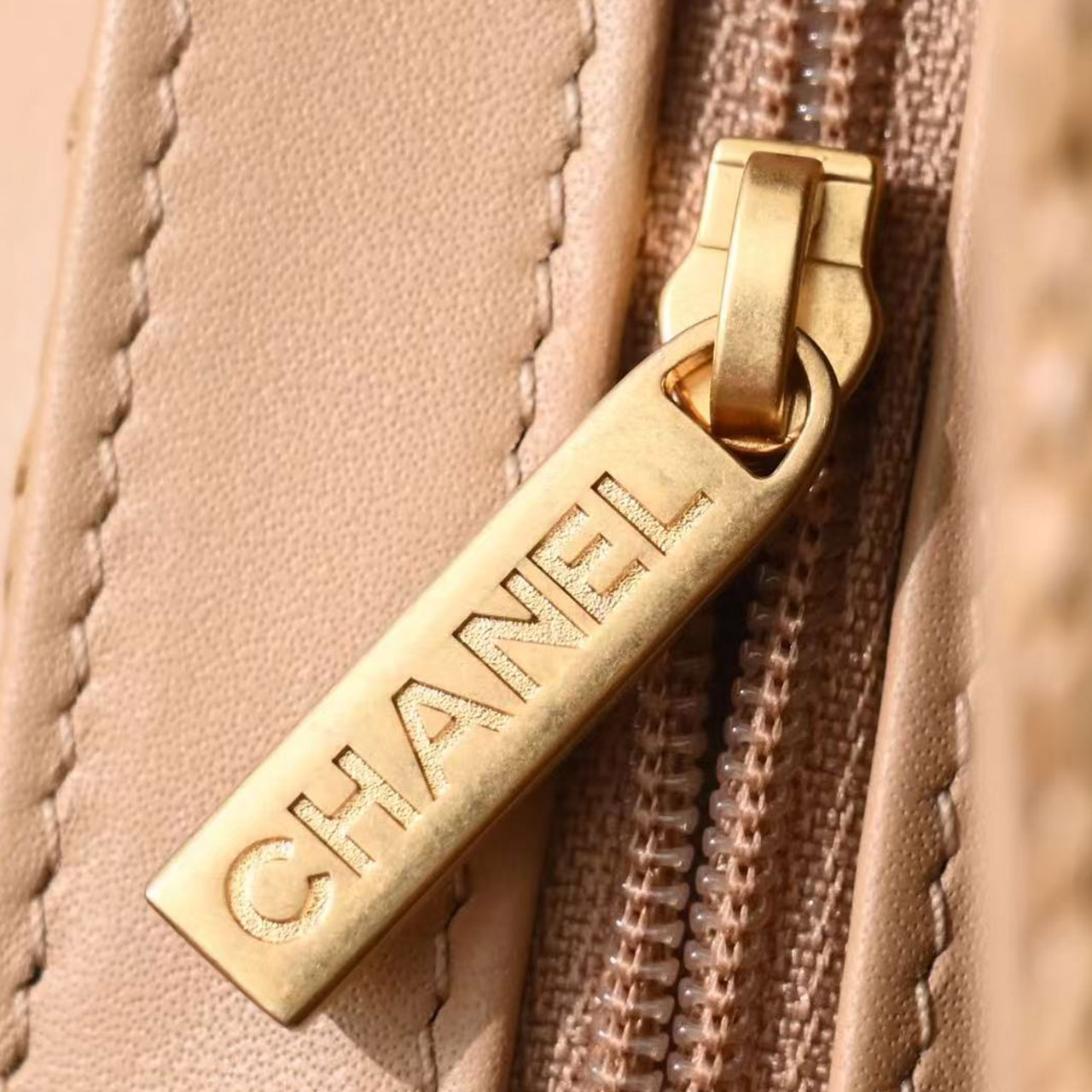 CHANEL straw woven round handle mini flip chain handbag