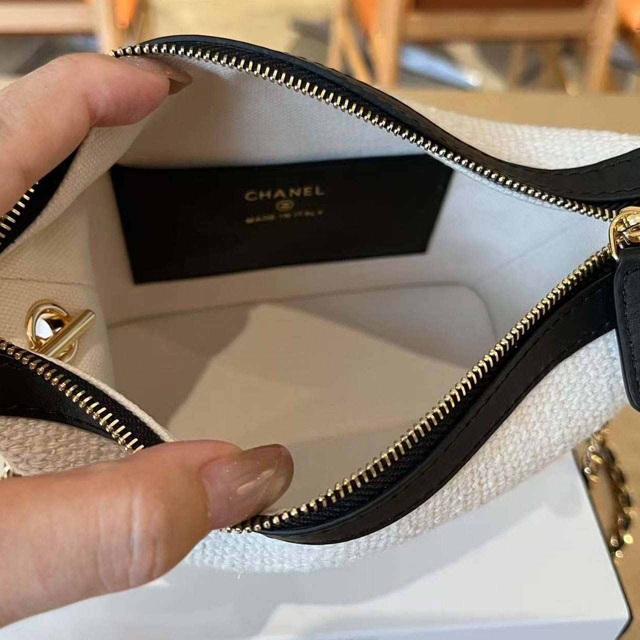 CHANEL Rice White Coarse Fleece Black Leather Handheld Chain Lunch Box Bag