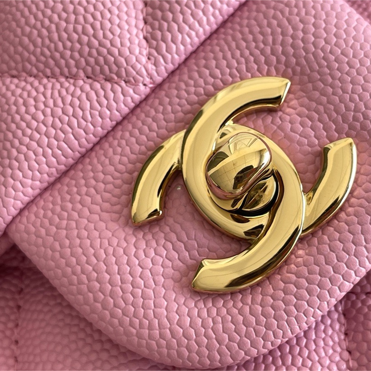 CHANEL Cherry Blossom Pink Caviar Cowhide Gold Buckle CF Medium Chain Bag