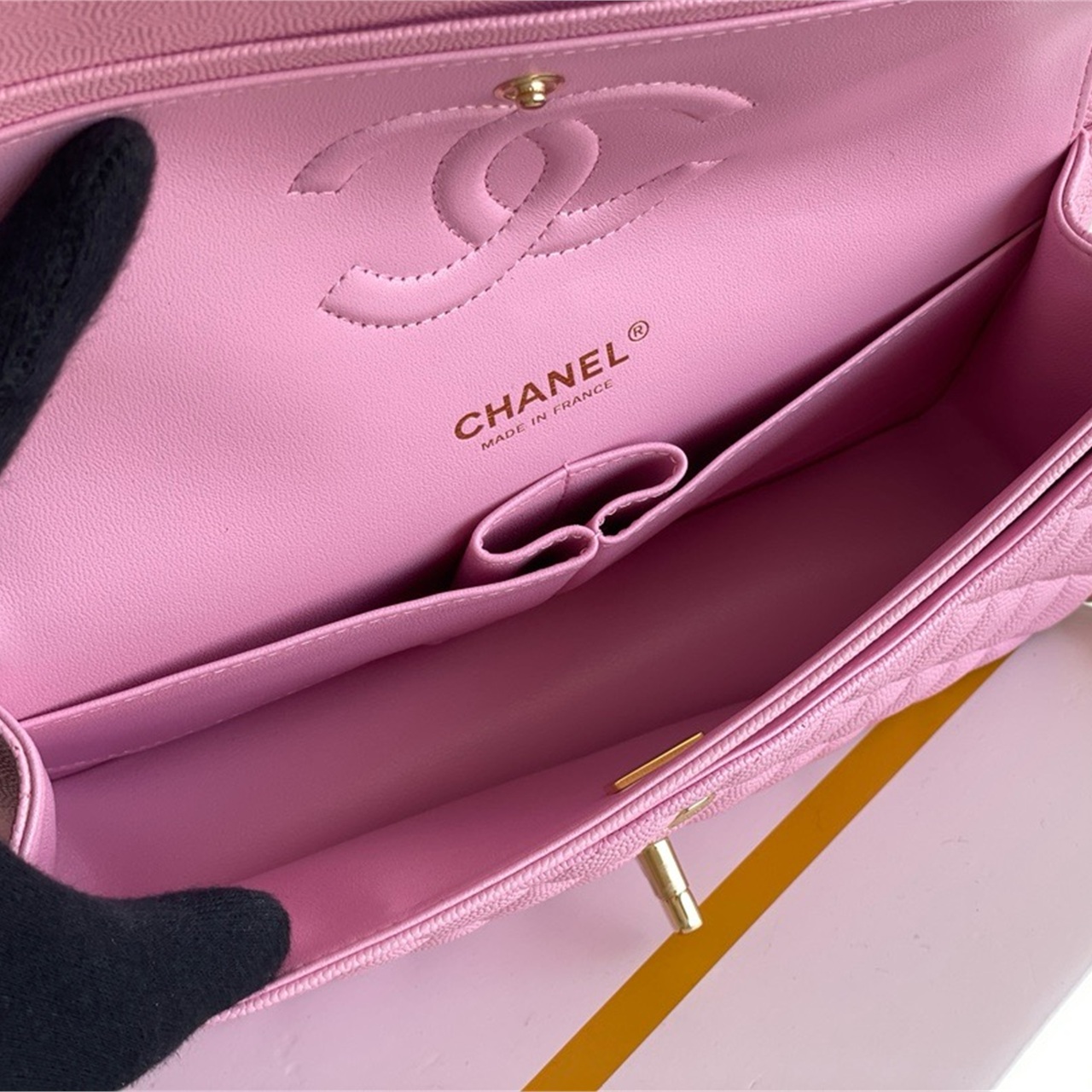 CHANEL Cherry Blossom Pink Caviar Cowhide Gold Buckle CF Medium Chain Bag