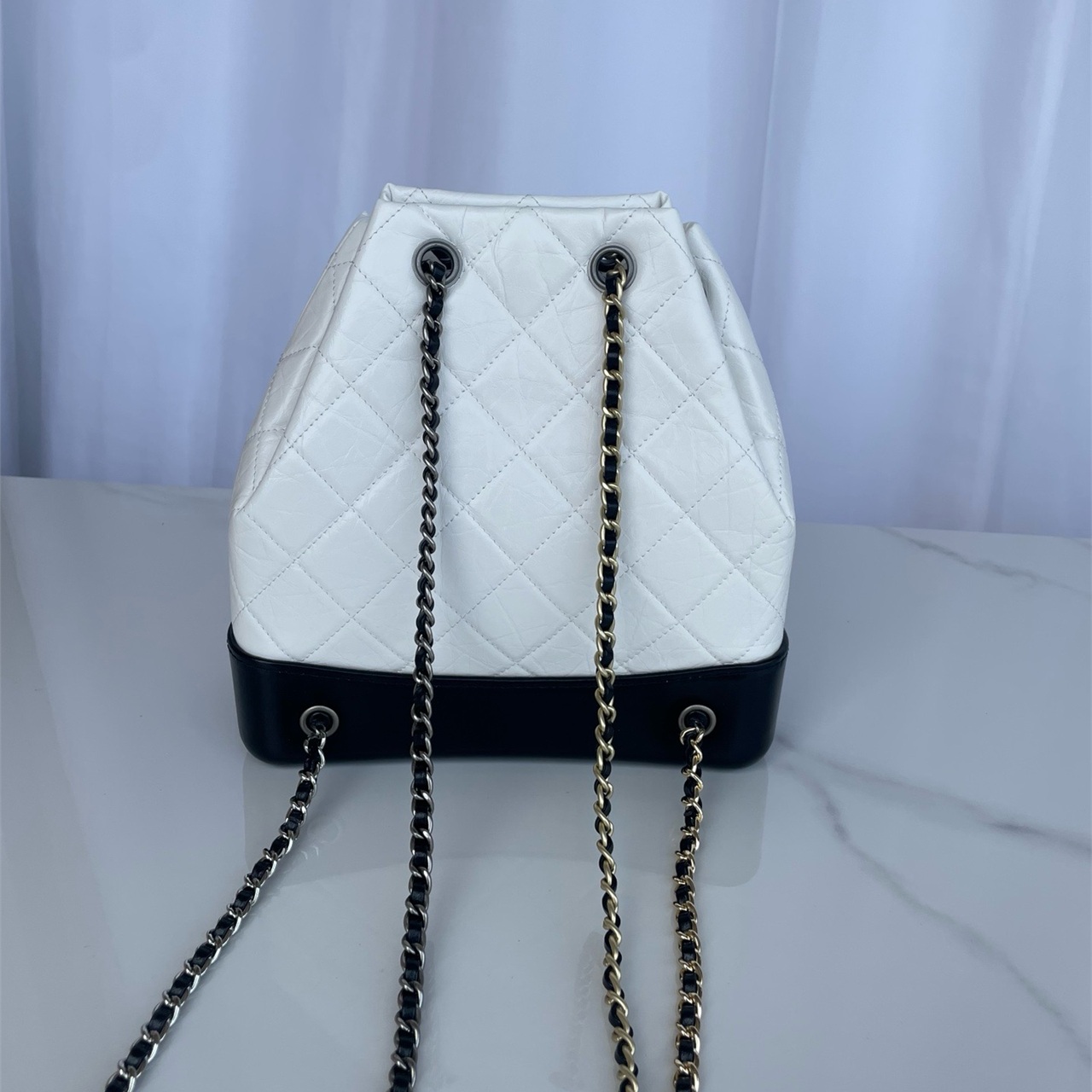CHANEL White Wrinkled Oil Wax Leather Black Bottom Diamond Grid Drawstring Bucket Stray Bag