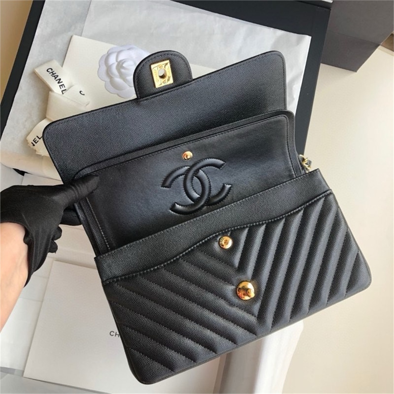 CHANEL Black Caviar Cowhide Silver Buckle V-Pattern CF Medium Chain Bag