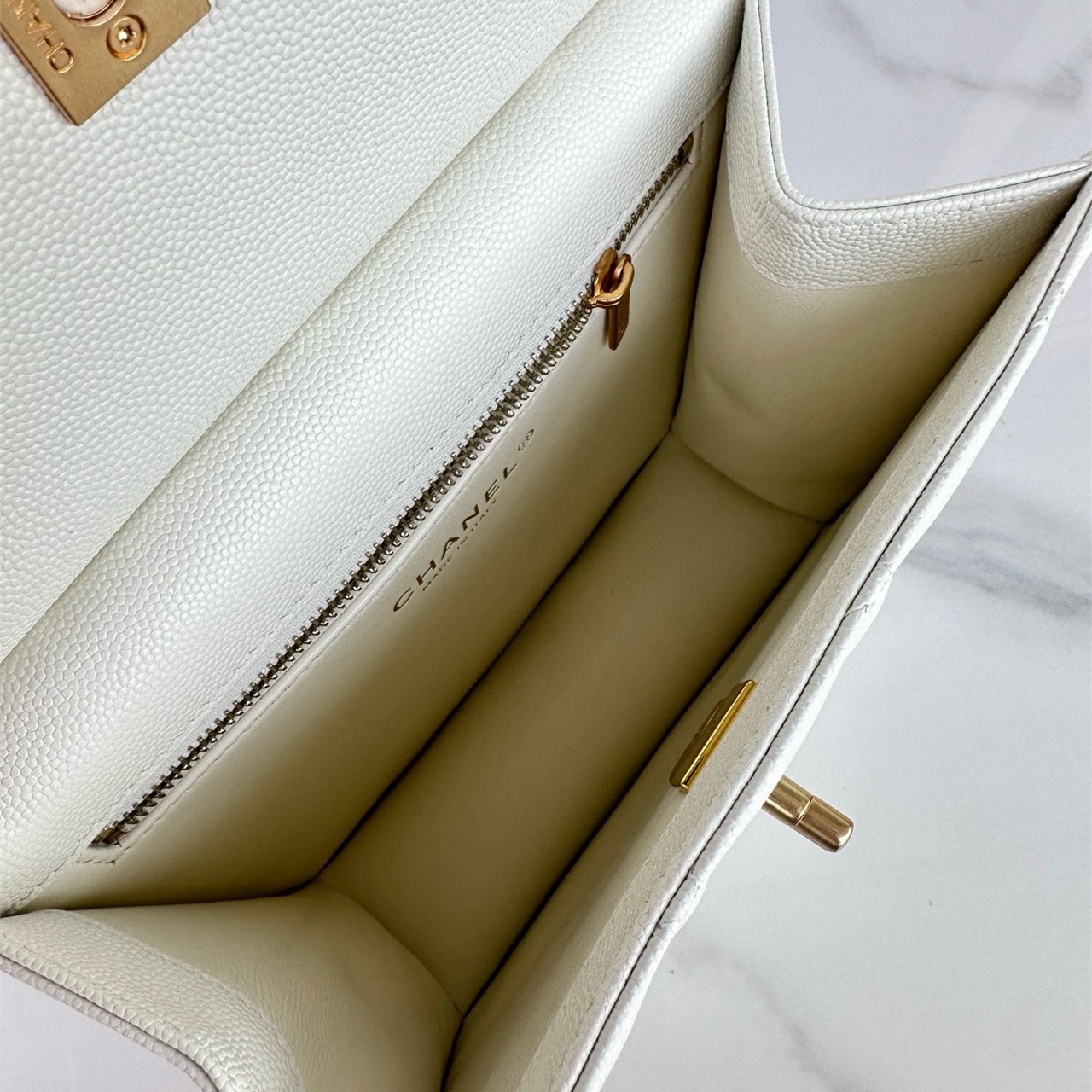 CHANEL white caviar cowhide gold buckle vertical square box chain bag