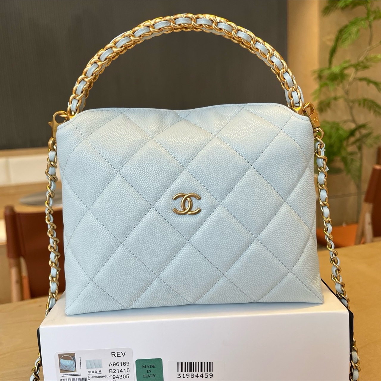CHANEL black caviar cowhide metal ring hand-held diamond grid crossbody bag