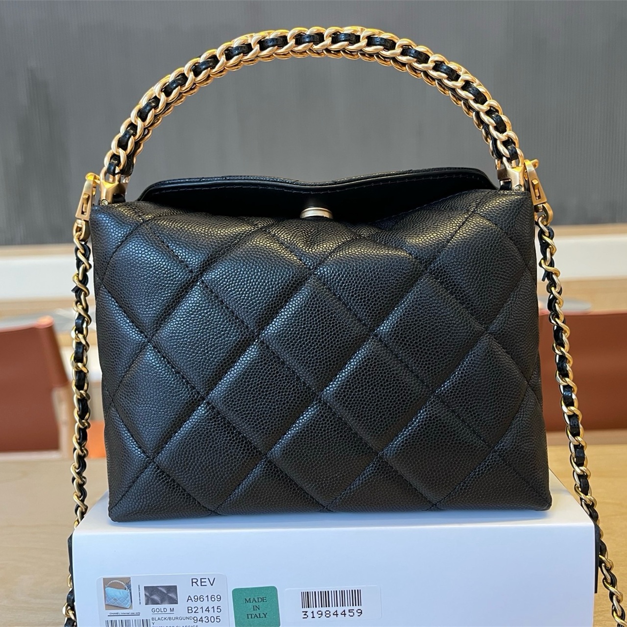 CHANEL black caviar cowhide metal ring hand-held diamond grid crossbody bag