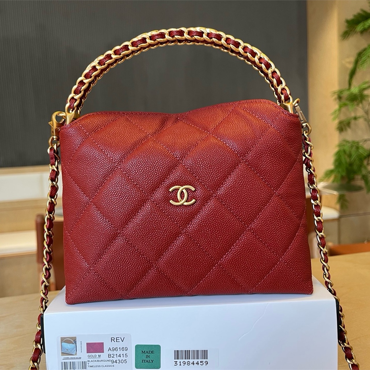 CHANEL black caviar cowhide metal ring hand-held diamond grid crossbody bag