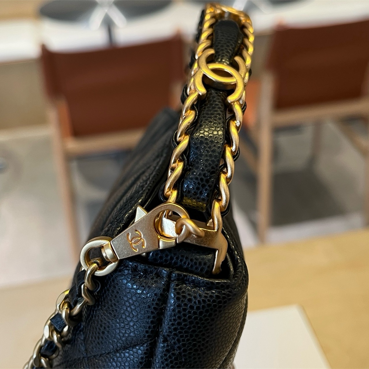 CHANEL black caviar cowhide metal ring hand-held diamond grid crossbody bag