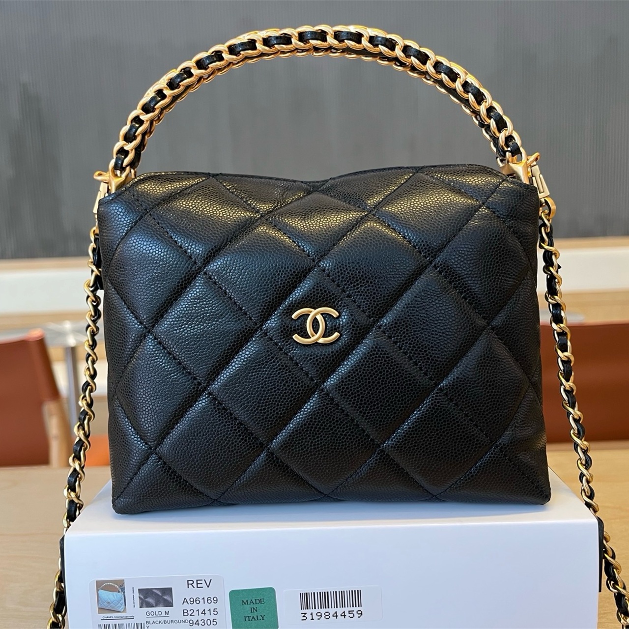 CHANEL black caviar cowhide metal ring hand-held diamond grid crossbody bag