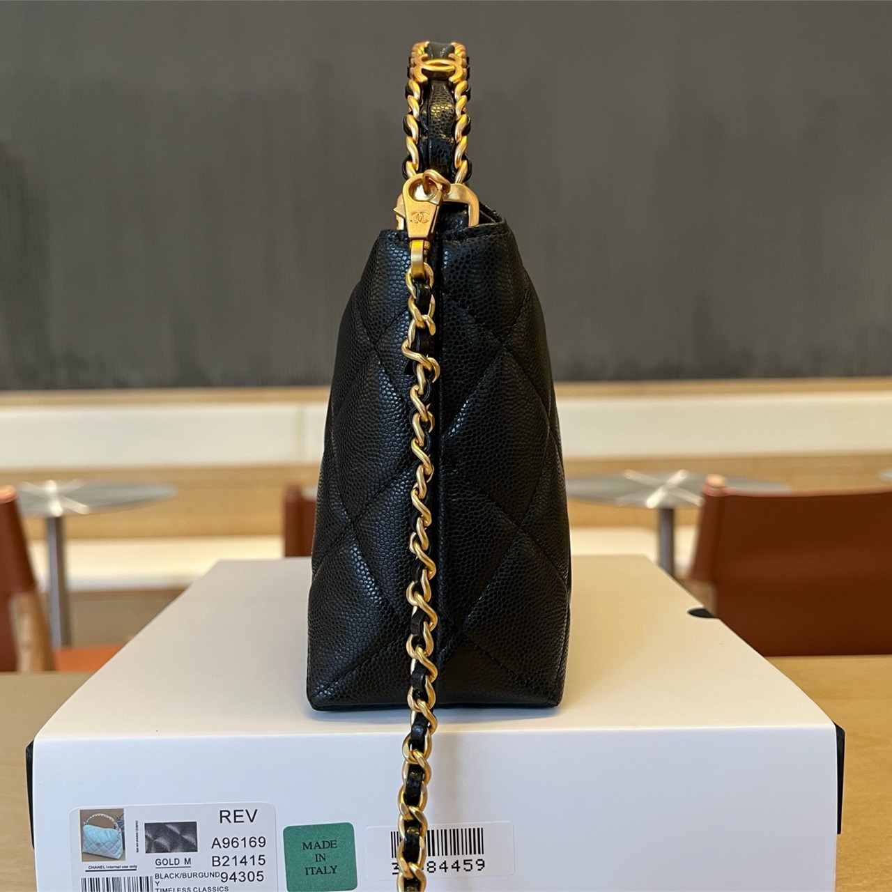 CHANEL black caviar cowhide metal ring hand-held diamond grid crossbody bag