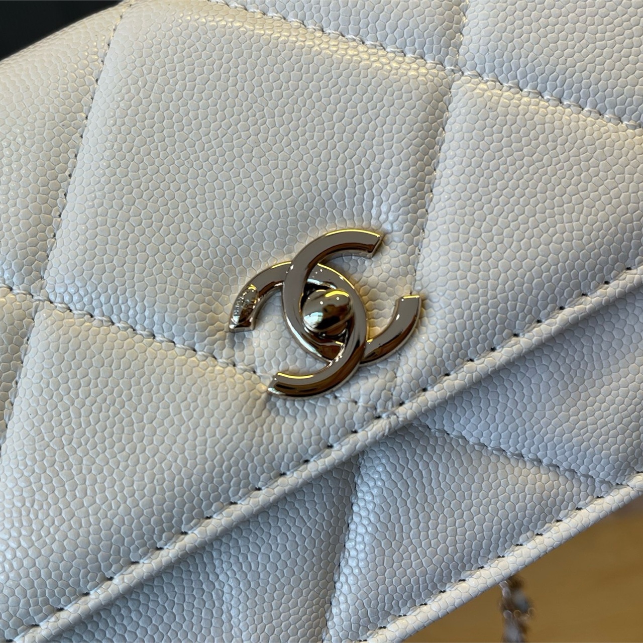 CHANEL Milk White Caviar Cowhide Handheld WOC Chain Bag