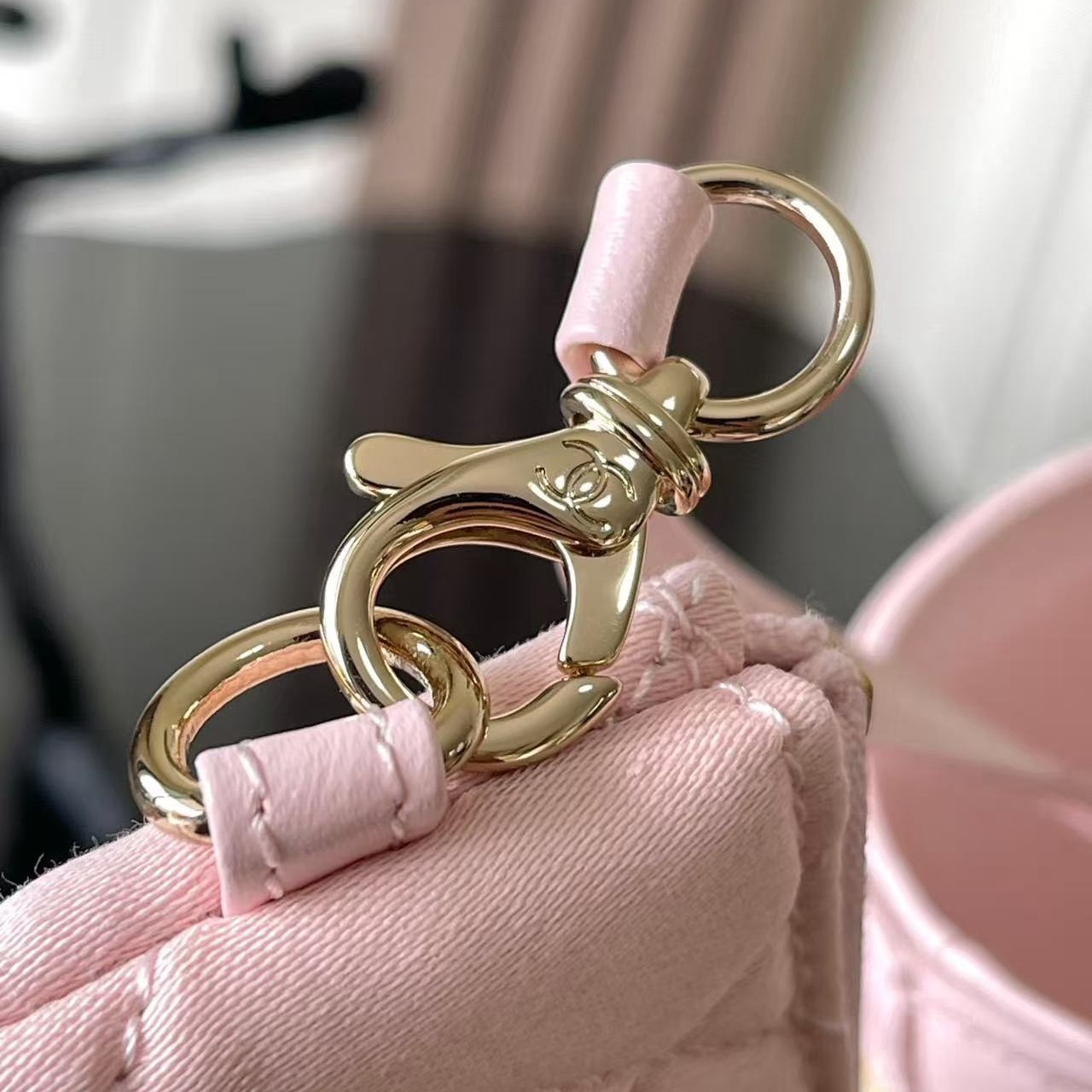 CHANEL light pink shiny leather woven mother and child tote bag