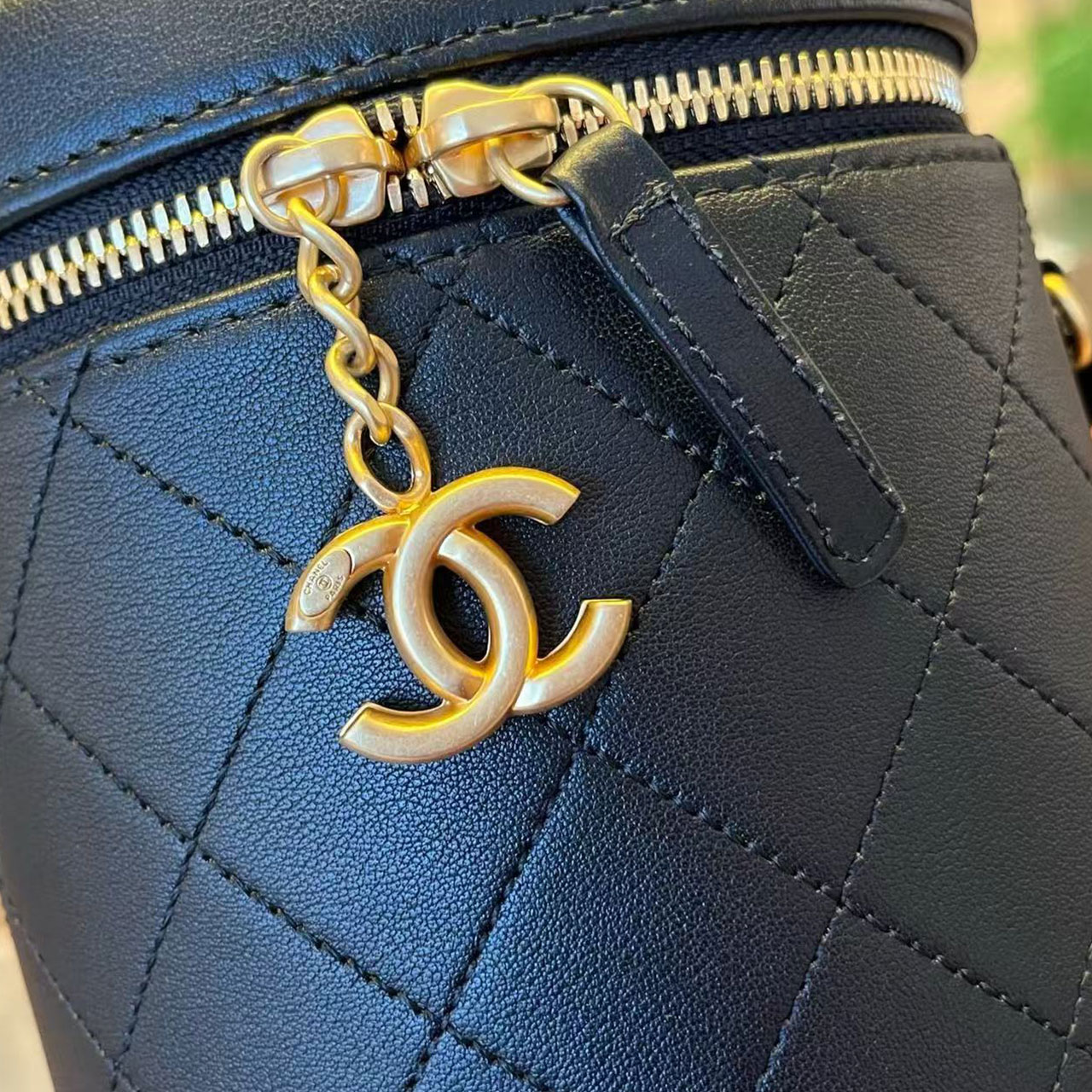 CHANEL black glossy cowhide diamond grid cylindrical makeup bucket bag