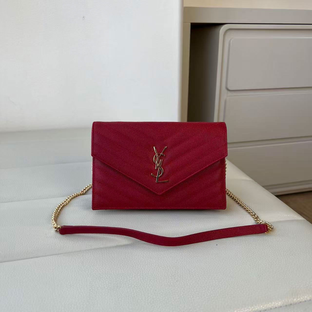 YSL 𝐒𝐀𝐈𝐍𝐓 𝐋𝐀𝐔𝐑𝐄𝐍𝐓 Cassandre V-Quilted Chain Wallet