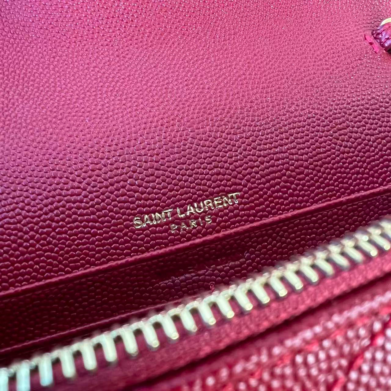 YSL 𝐒𝐀𝐈𝐍𝐓 𝐋𝐀𝐔𝐑𝐄𝐍𝐓 Cassandre V-Quilted Chain Wallet