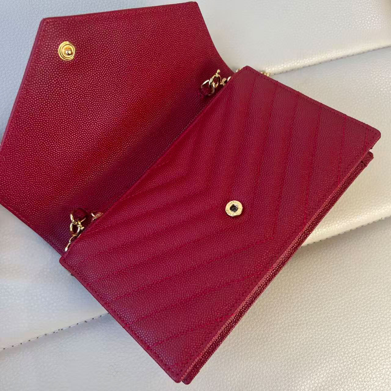 YSL 𝐒𝐀𝐈𝐍𝐓 𝐋𝐀𝐔𝐑𝐄𝐍𝐓 Cassandre V-Quilted Chain Wallet