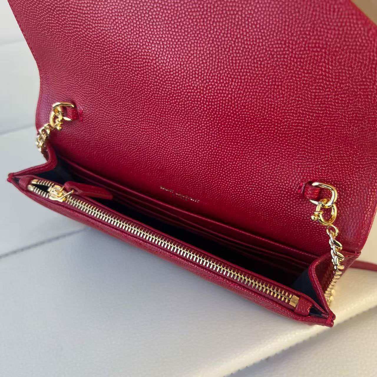 YSL 𝐒𝐀𝐈𝐍𝐓 𝐋𝐀𝐔𝐑𝐄𝐍𝐓 Cassandre V-Quilted Chain Wallet