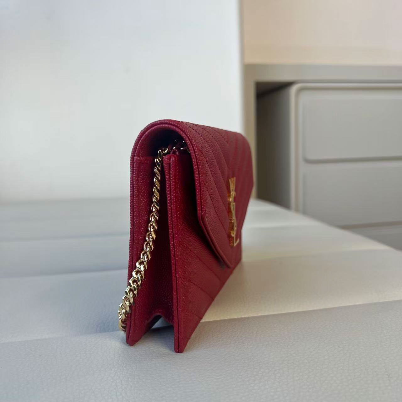 YSL 𝐒𝐀𝐈𝐍𝐓 𝐋𝐀𝐔𝐑𝐄𝐍𝐓 Cassandre V-Quilted Chain Wallet