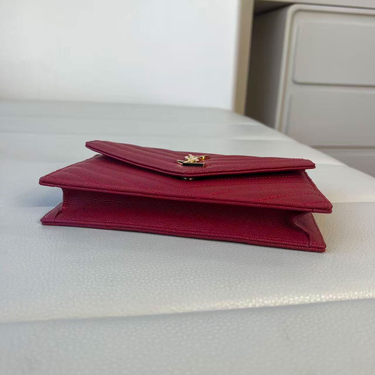 YSL 𝐒𝐀𝐈𝐍𝐓 𝐋𝐀𝐔𝐑𝐄𝐍𝐓 Cassandre V-Quilted Chain Wallet