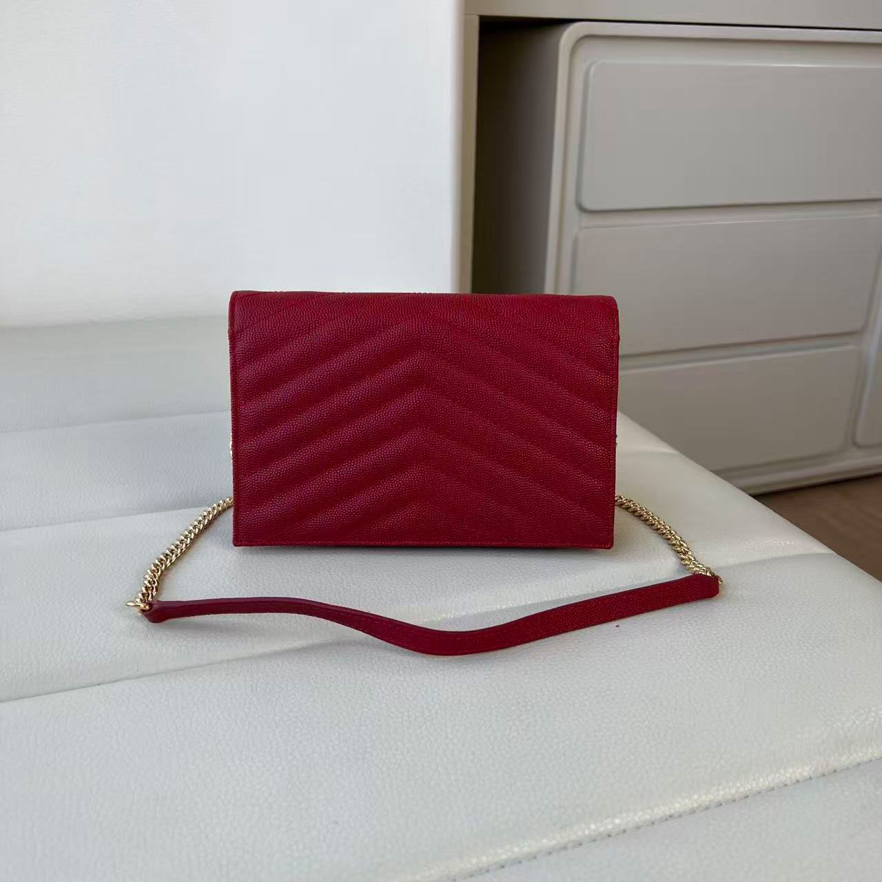 YSL 𝐒𝐀𝐈𝐍𝐓 𝐋𝐀𝐔𝐑𝐄𝐍𝐓 Cassandre V-Quilted Chain Wallet