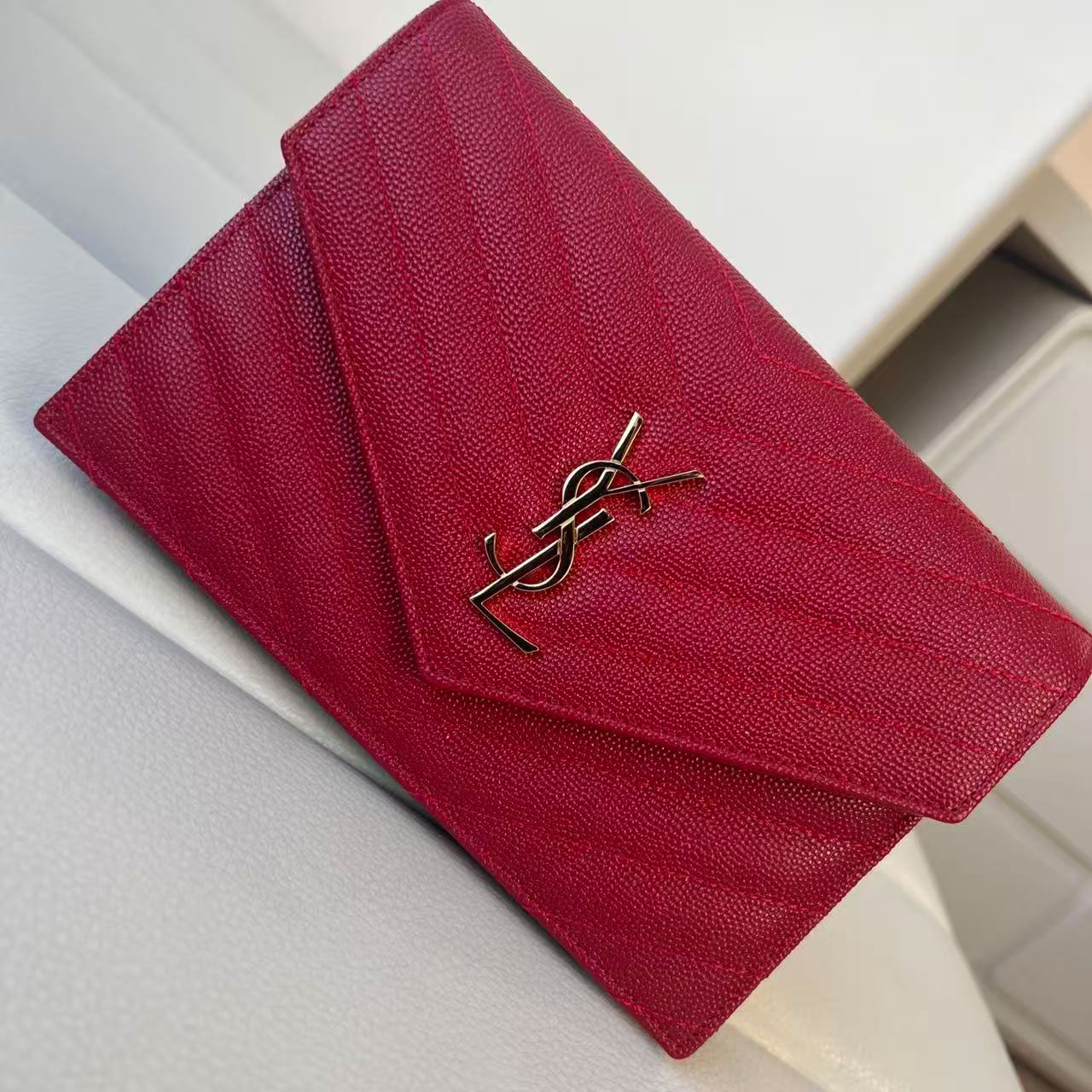YSL 𝐒𝐀𝐈𝐍𝐓 𝐋𝐀𝐔𝐑𝐄𝐍𝐓 Cassandre V-Quilted Chain Wallet
